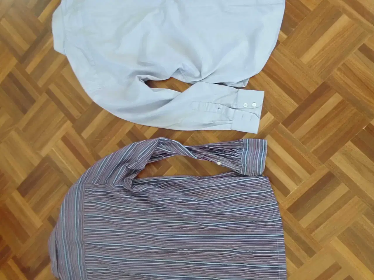 Billede 2 - 2 stk skjorter sælges samlet 