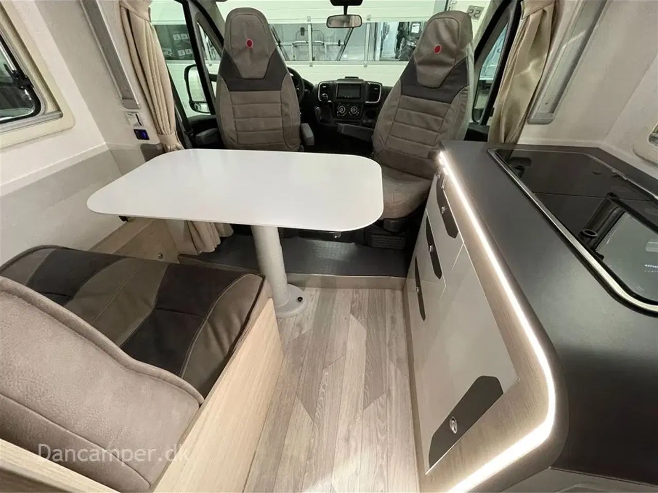 Billede 9 - 2023 - Ilusion   Ilusion XMK 590 Premium, flot lyst interiør, 180 Hk og 9 trins automatgear