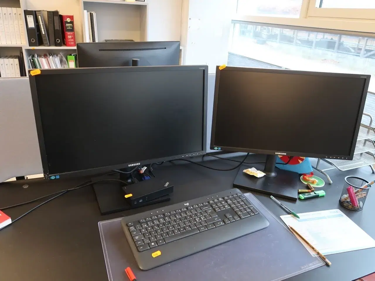 Billede 1 - 2 stk. computerskærme SAMSUNG S24E450, dockingstation LENOVO Thinkpad, tastatur