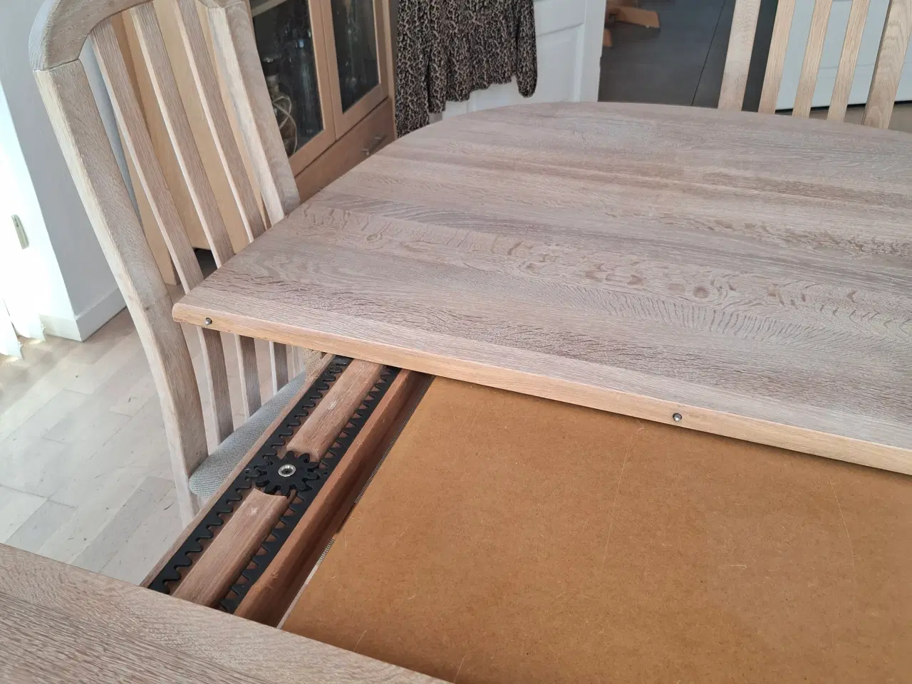 Billede 10 - Spisebord med 6 stole i massivt egetræ