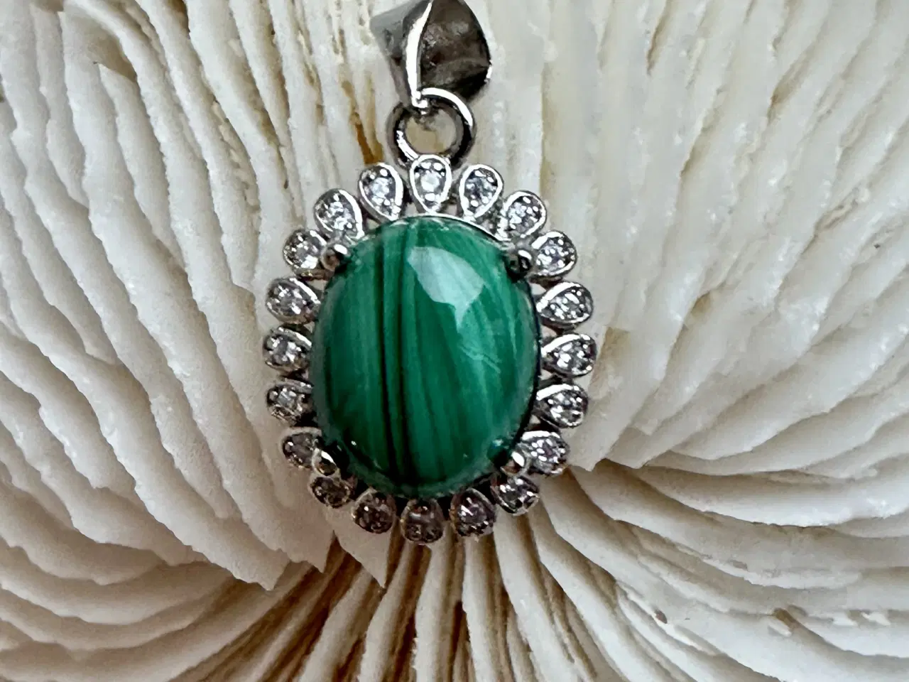 Billede 1 - To sølvvedhæng med halvædelsten. Læs beskrivelsen.