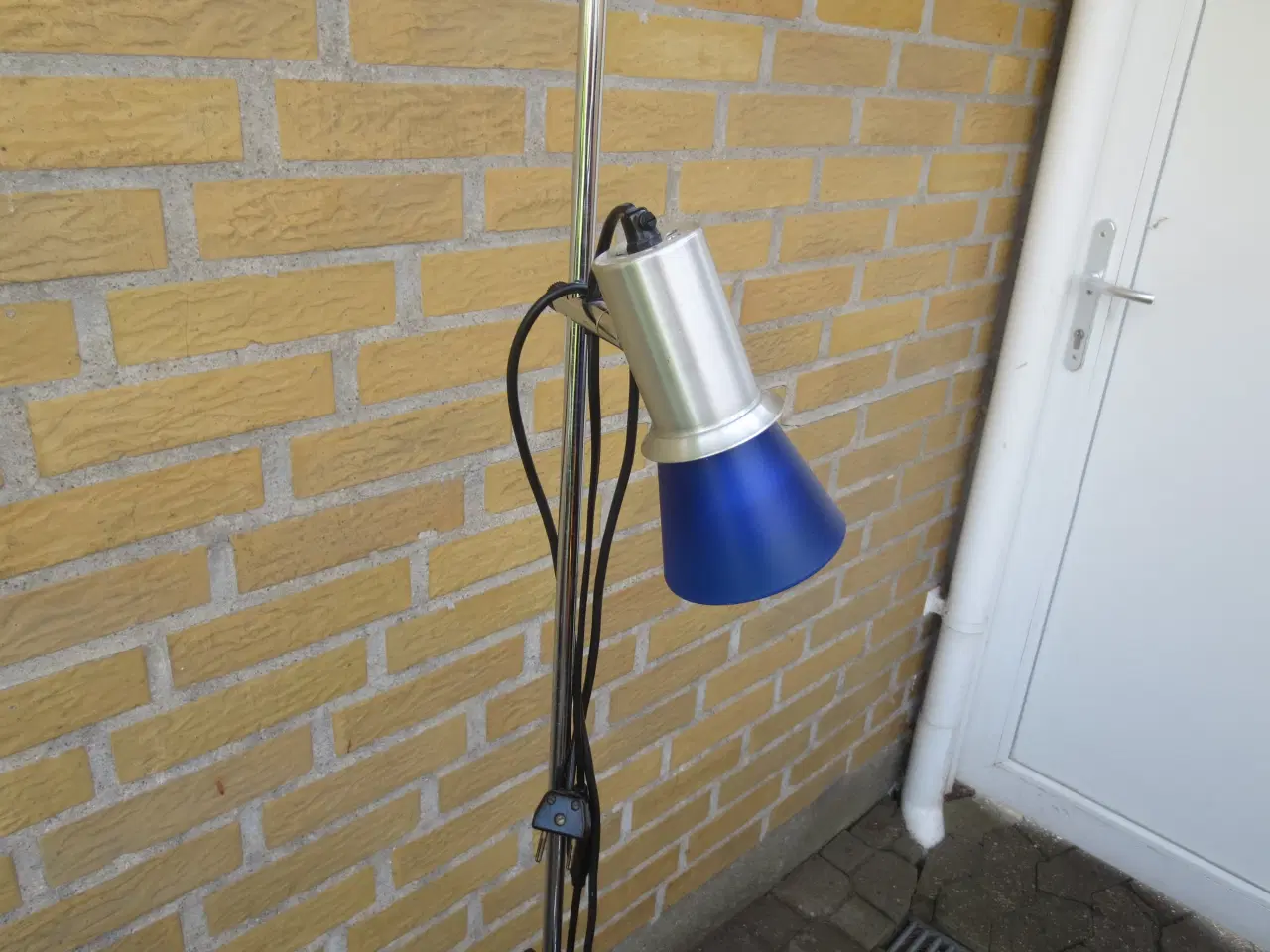 Billede 2 - 1 stk Retro Standerlampe med stål og blå skærm