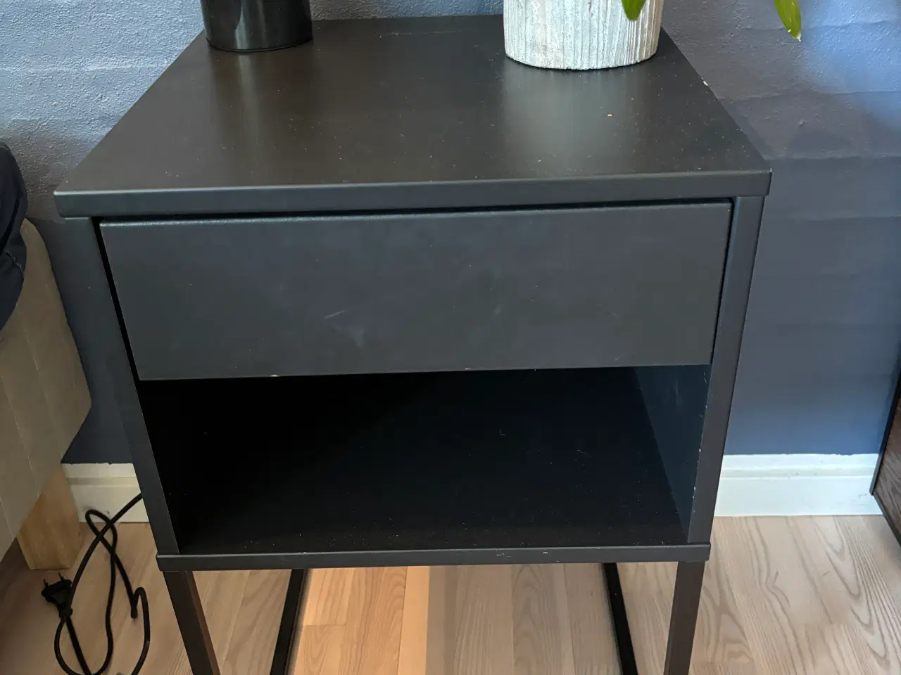 Billede 1 - Sengebord med skuffe