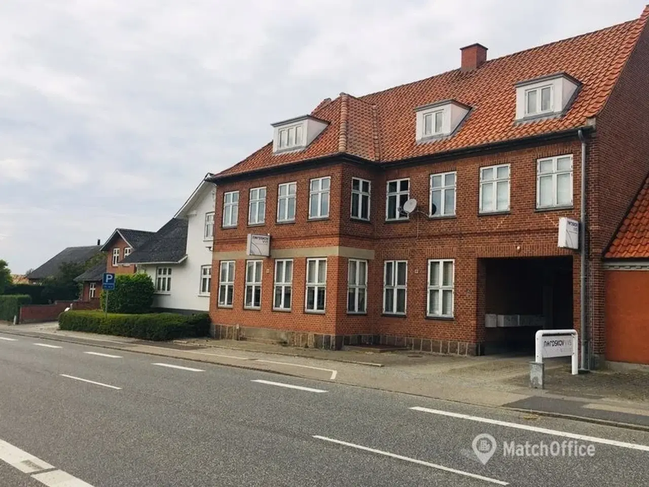 Billede 1 - Velholdt rødstensejendom med både bolig- og erhvervslejemål