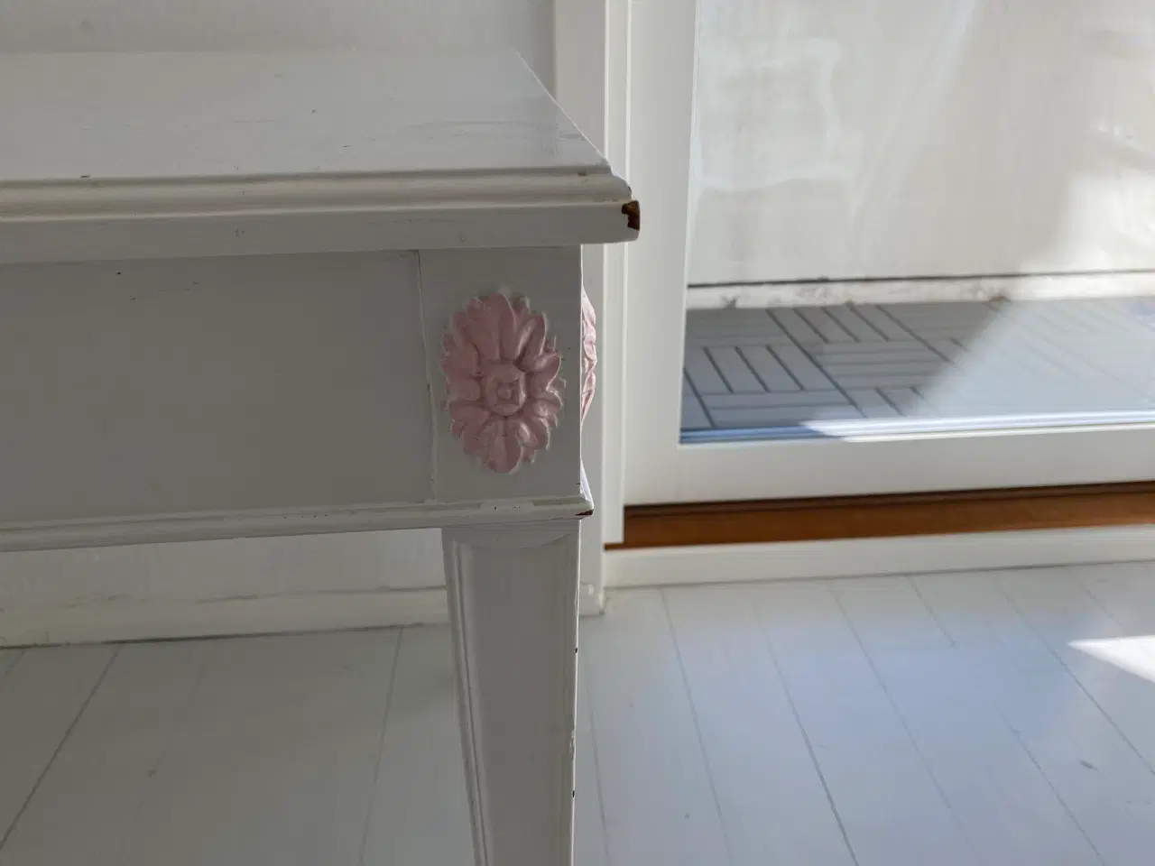 Billede 2 - Fint hvidmalet bord