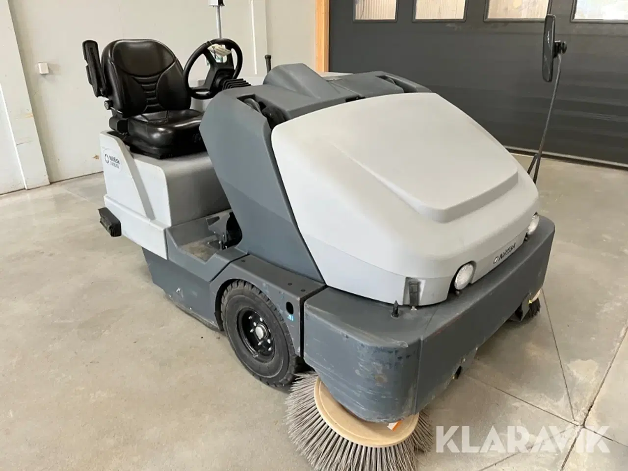 Billede 2 - Fejemaskine Nilfisk SW8000 med ekstra dele børster/filter