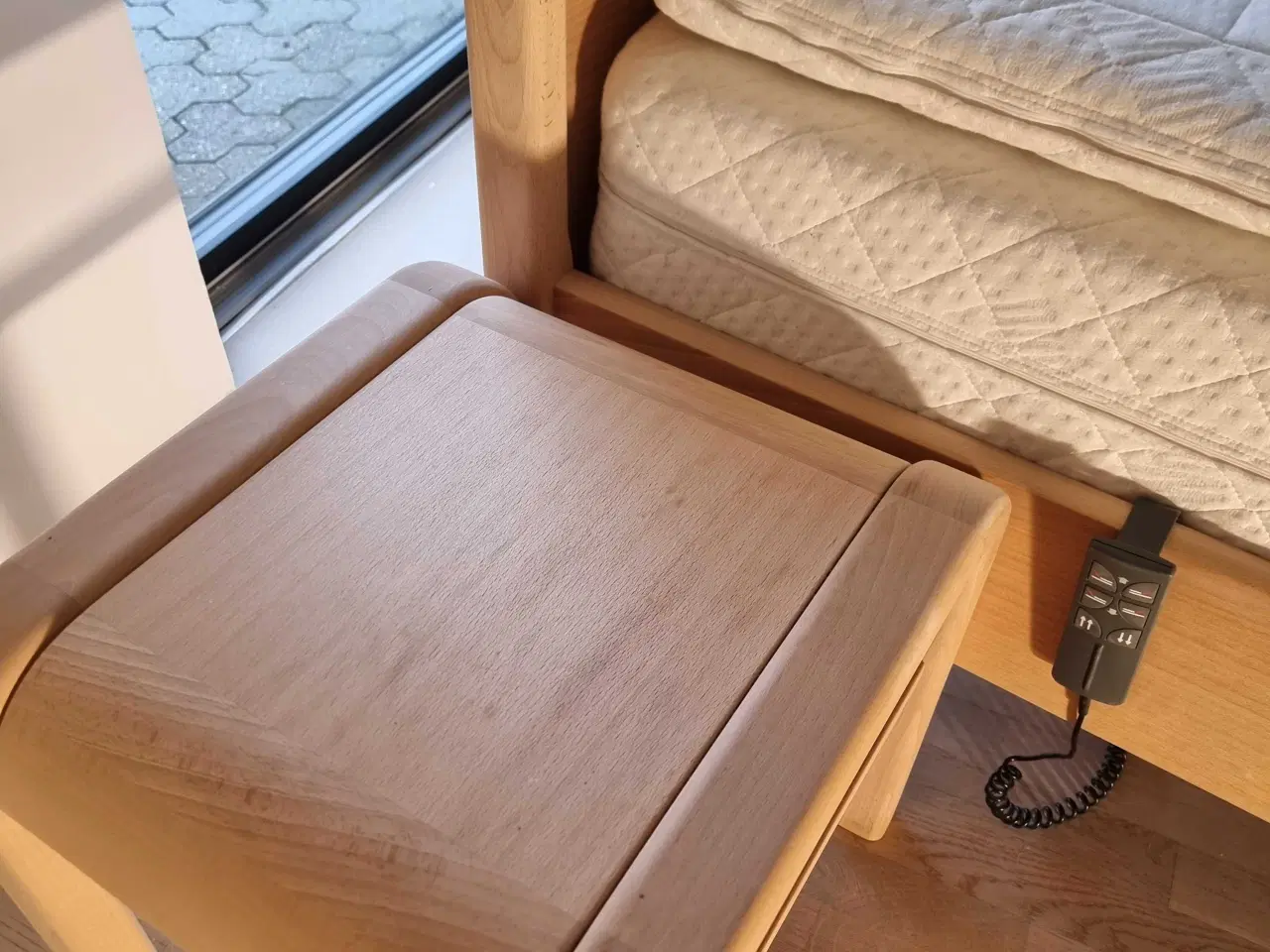 Billede 3 - Elevationsseng I massiv fyrtræsramme.