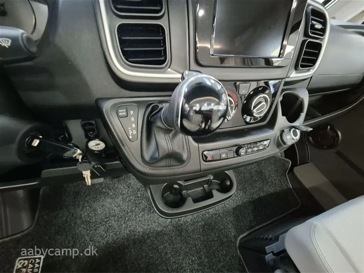 Billede 7 - 2024 - Benimar Amphitryon 967 Northautokapp   Nk.Pakke. Automatgear. solceller. 200Ah Lithium. 2000W inverter. luftundervogn på bagaksel. Hydrauliske støtteben. Alarm. Gasbageovn. Elektrisk tømning af frisk/spildevand. 3m vandfilter. tv samt internet antenne. Kan vejes op til 4400 kg.