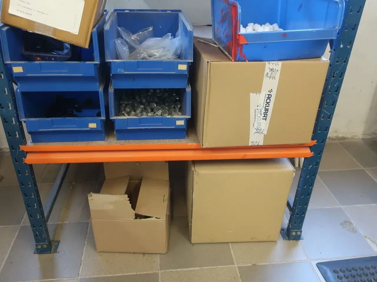 Billede 3 - Reol med div. Bolte m.m.