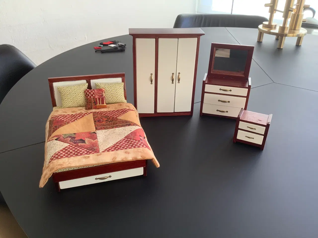 Billede 1 - Dukkehusmøbler til soveværelset 