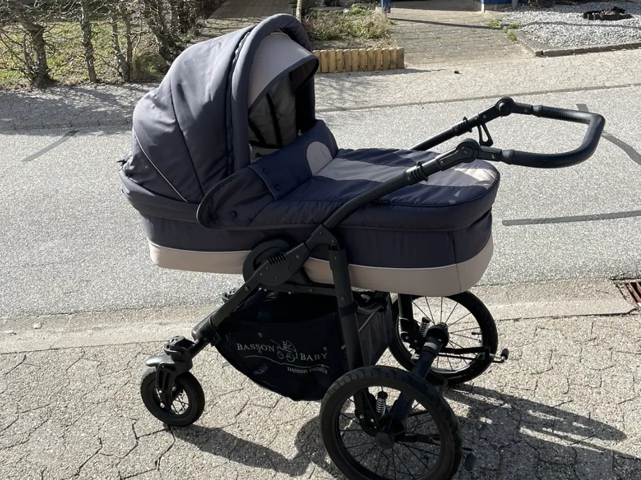 Billede 2 - Bassin barnevogn med indbygget rygstøtte