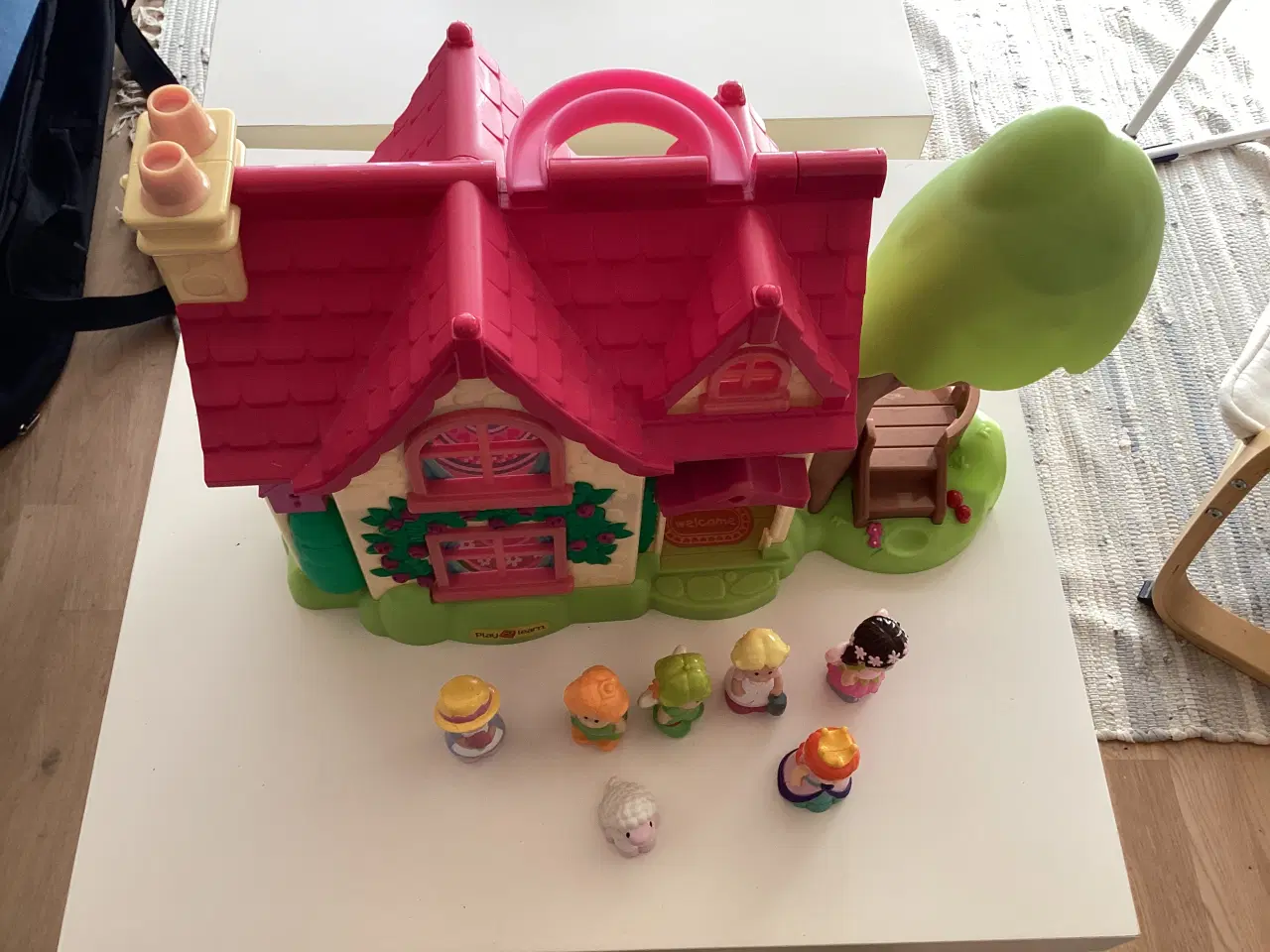 Billede 1 - Fint legehus fra Play2Learn inkl. figurer