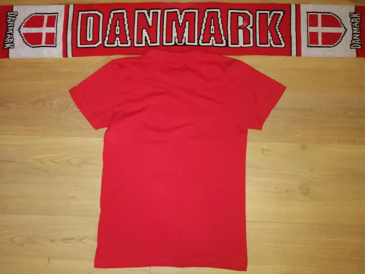Billede 3 - NYT DANMARK FAN SÆT, TSHIRT(S) OG HALSTØRKLÆDE