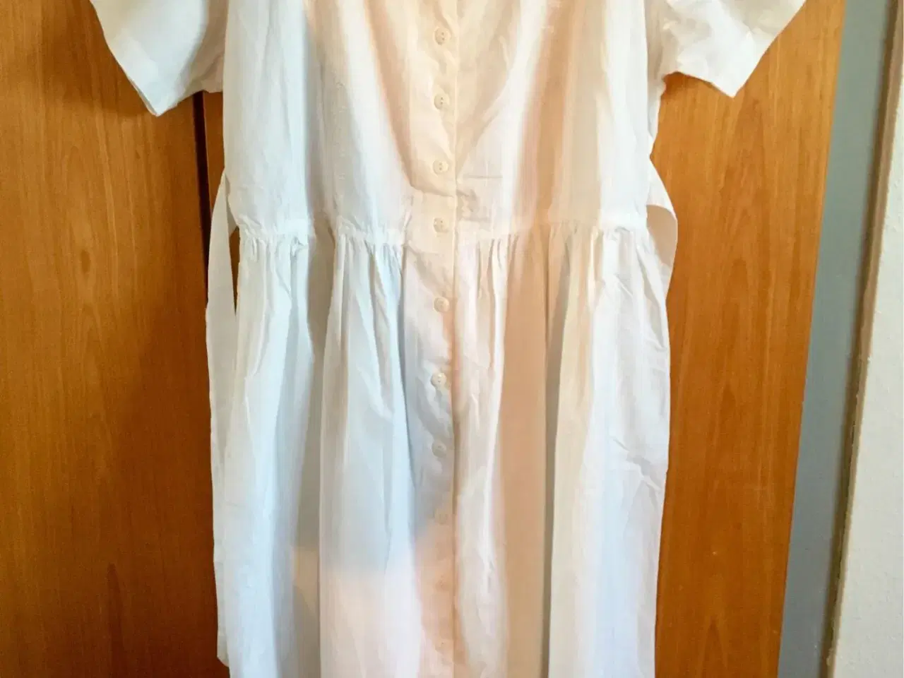 Billede 1 - Broderet hvid kjole til salg