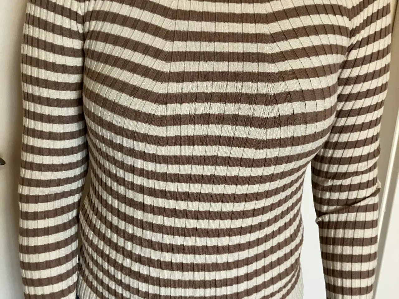 Billede 1 - T-shirts fra Pieces str. S ,50% viscose,28% poly