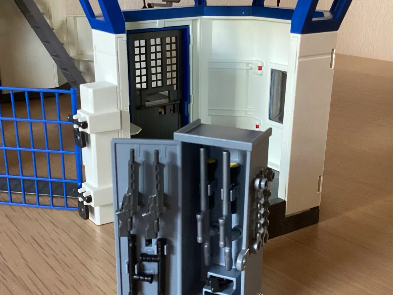 Billede 6 - Politikommandocentral med fængsel, Playmobil nr. 6