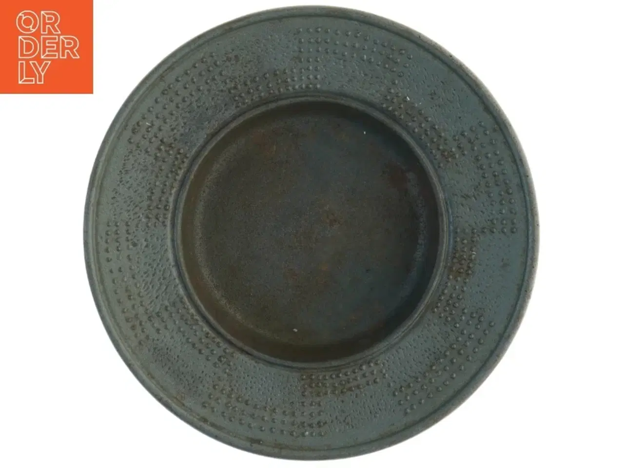 Billede 4 - Metal fad med relief kant fra Nyborg Jern (str. Diameter 26 cm)