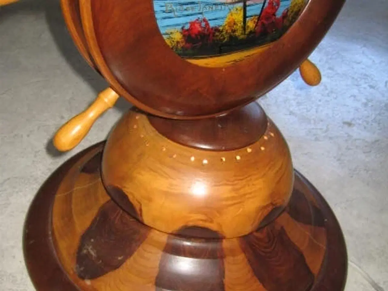 Billede 4 - Brasiliansk sidebord med indlagt sommerfuglevinger
