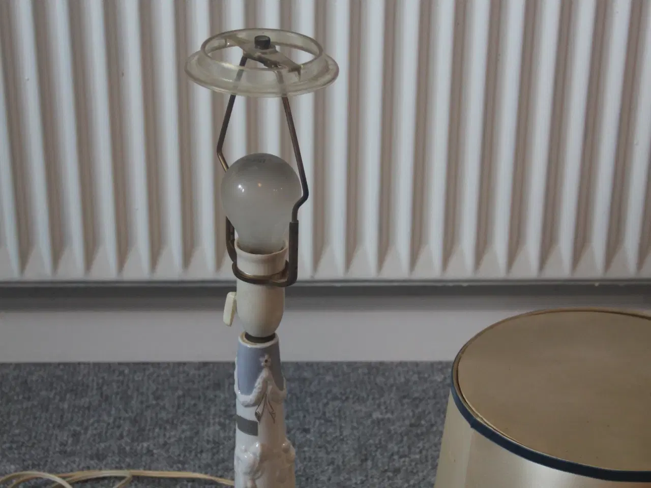 Billede 3 - Bordlampe i porcelæn incl. lampeskærm