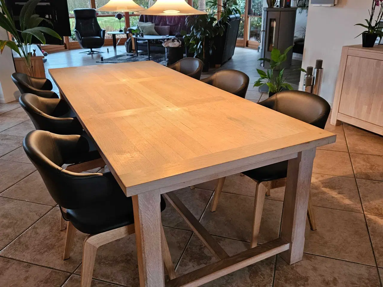 Billede 1 - Spisebord i eg med 2 tillægsplader 