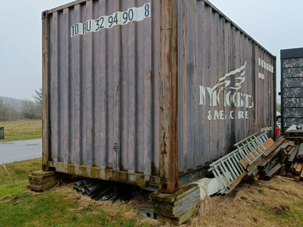 Billede 3 - - - - Container, isoleret, indrettet med bord og hyller