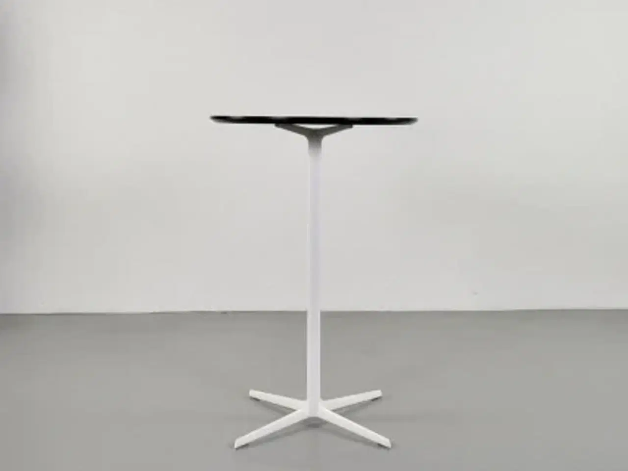 Billede 3 - Højt cafebord med sort plade og hvidt stel