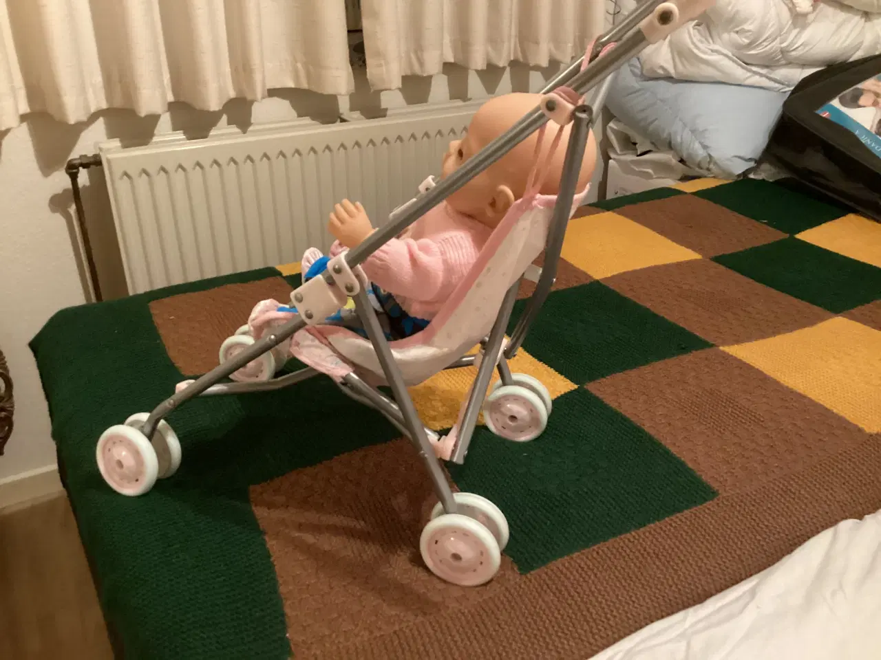 Billede 2 - Baby Born dukke m/klapvogn