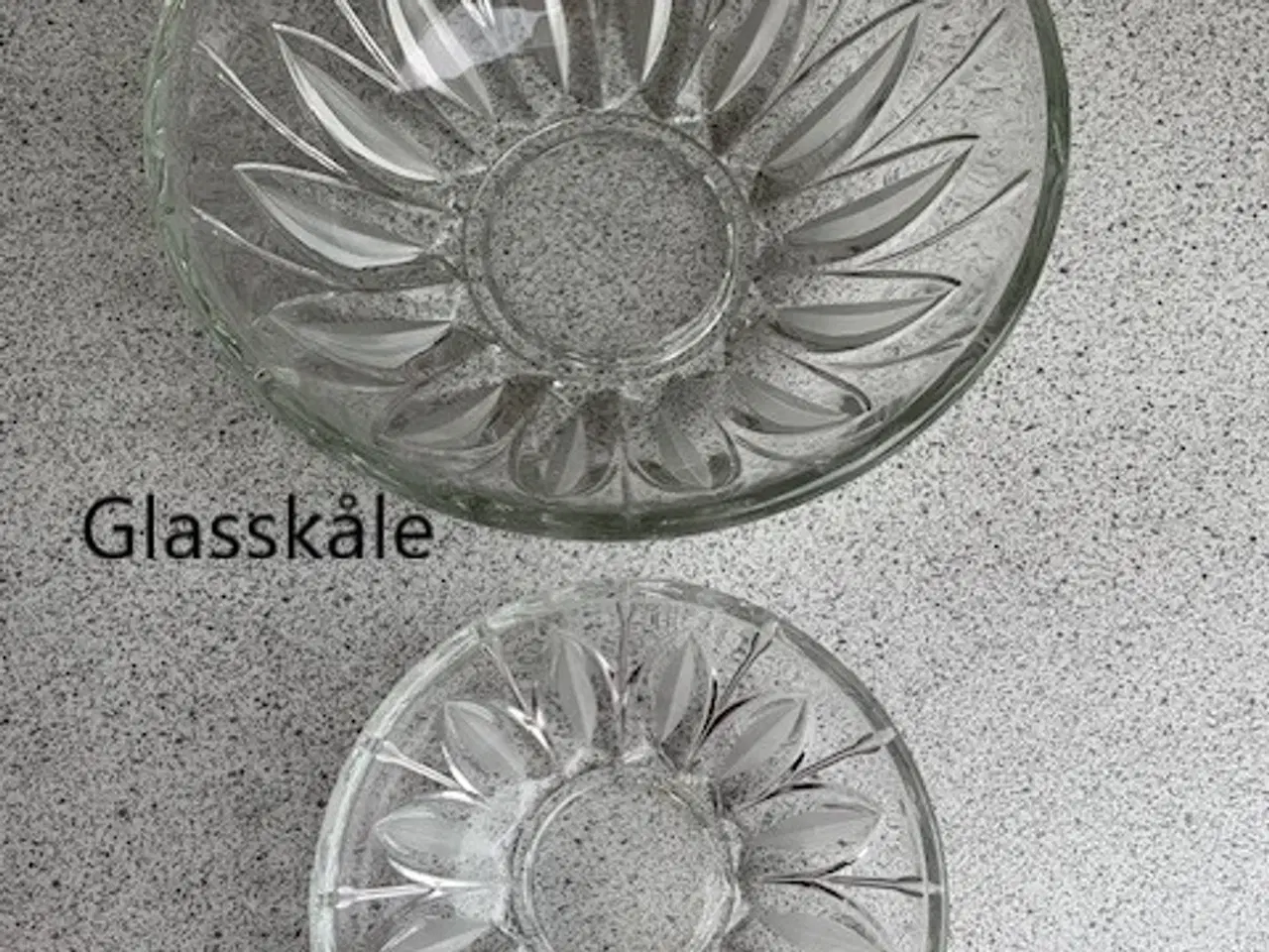 Billede 11 - Saks - køkkenrulleholder - smørsmelter - krus m.m.