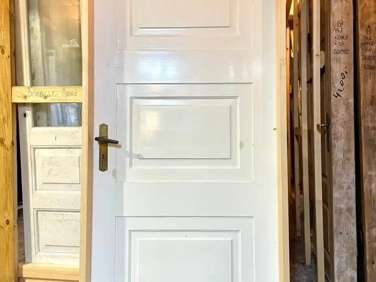 Billede 2 - Klassisk fyldningsdør m. fine greb og karm