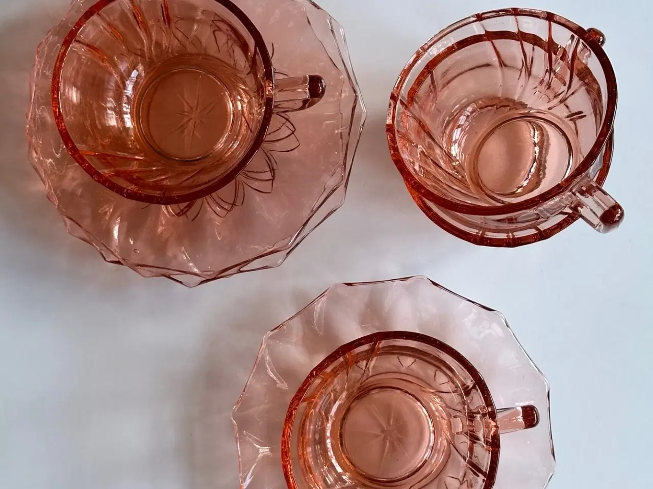 Billede 6 - Kopper m underkopper, rosa glas, 4 sæt samlet