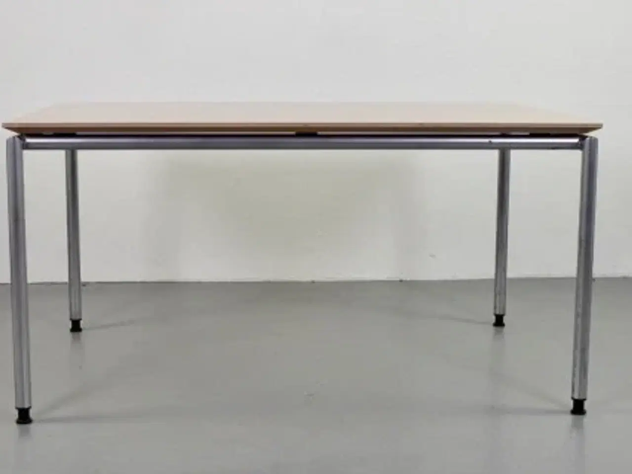 Billede 2 - Rumas konference-/mødebord med plade i birk og grå ben