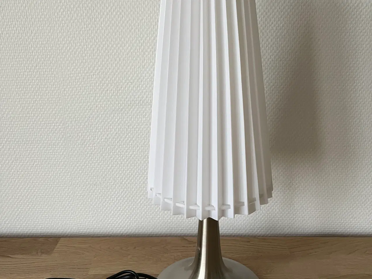 Billede 1 - Sølvfarvet bordlampe med hvid plisseskærm