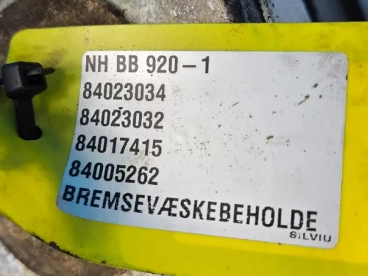 Billede 7 - New Holland BB920 Bremsevæskebeholder 84023034