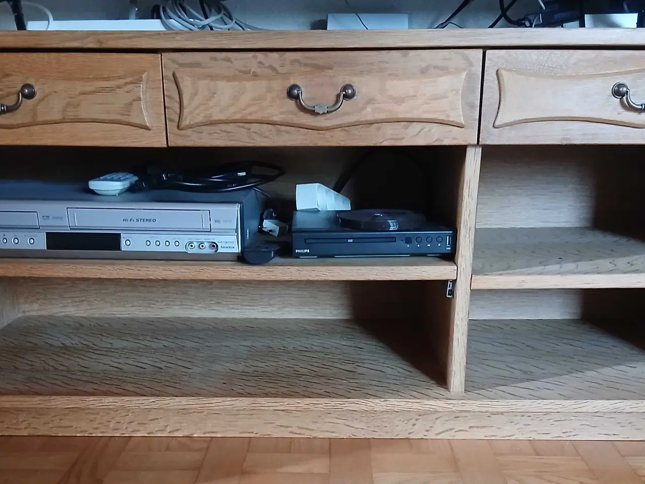 Billede 1 - Tv bord i egetræ