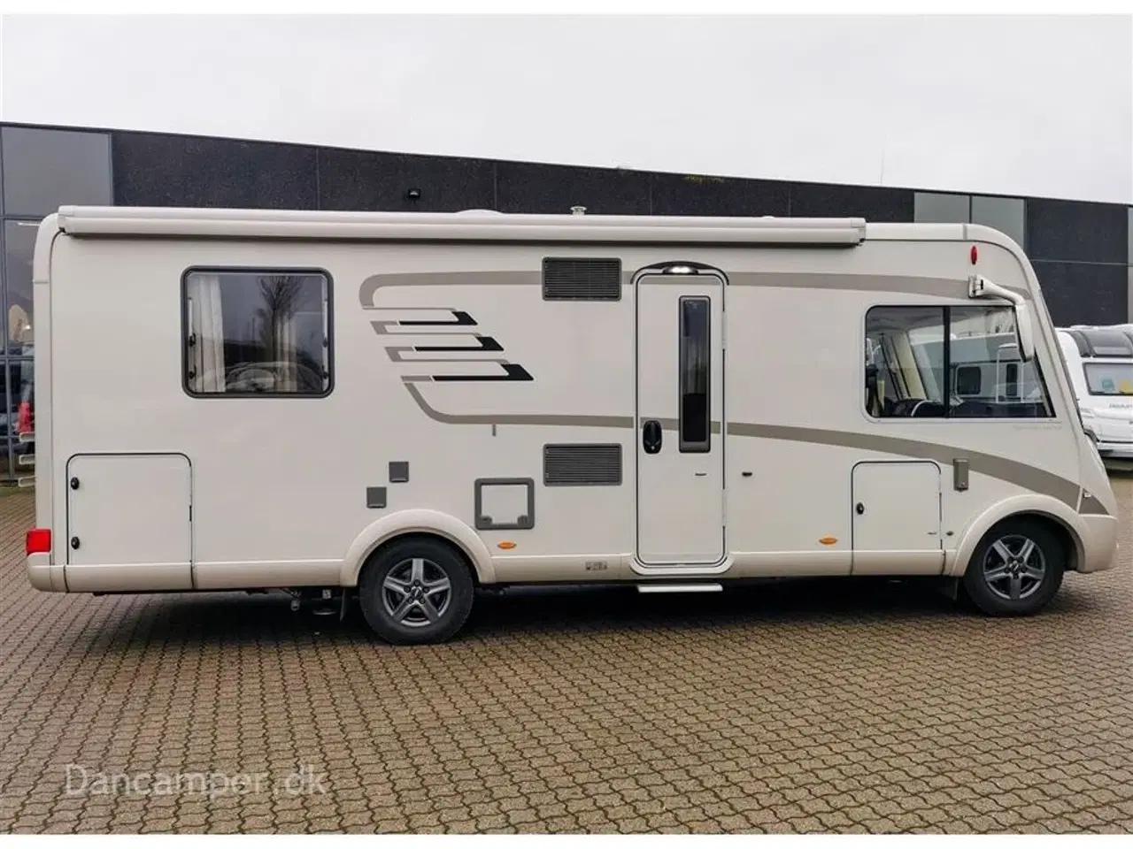 Billede 2 - 2013 - Hymer B 698   ANVISNINGSBIL! FLOT helintegreret Hymer med Queensbed - 4500kg - Solceller, Hydrauliske støtteben, Inverter