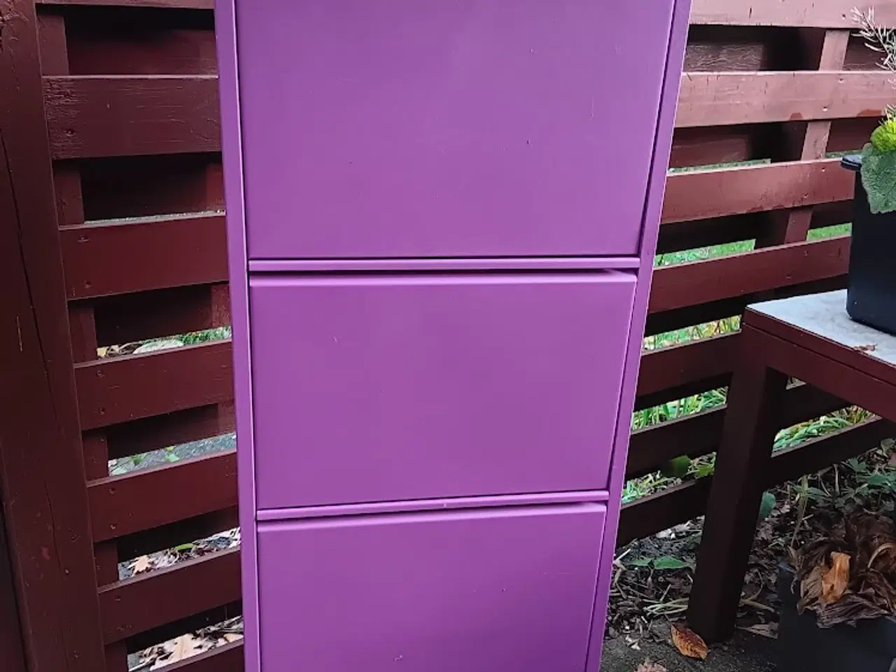 Billede 1 - Et violet pulverlakeret Kare Design Skoskab