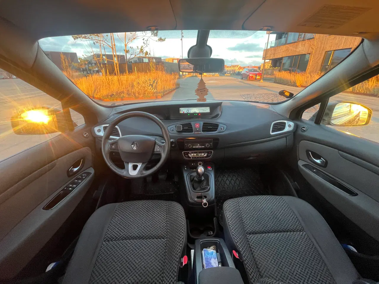 Billede 3 - Flot velholdt nysynet Renault Grand scenic