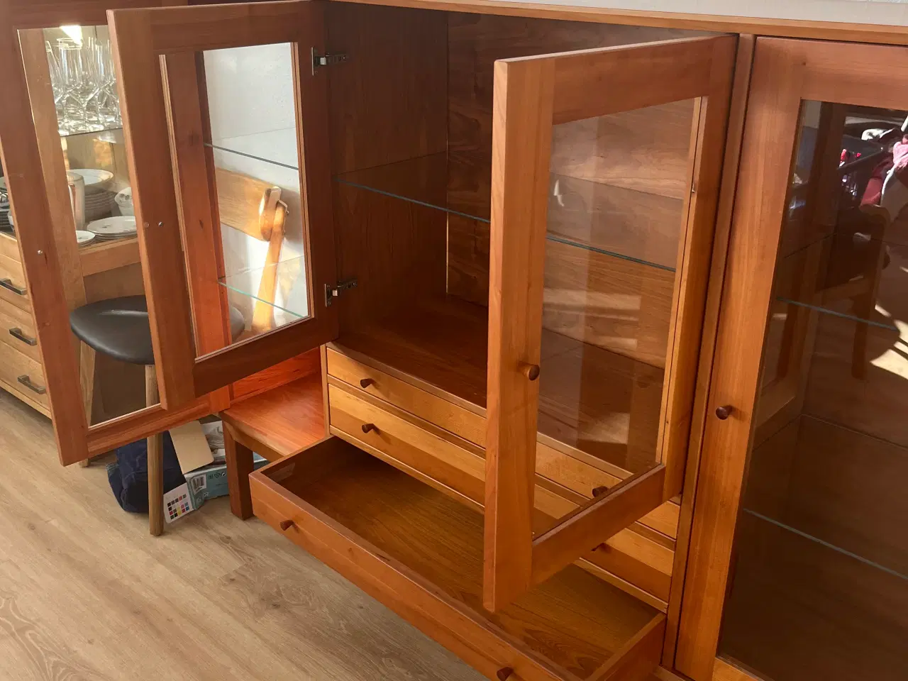 Billede 2 - Rummelig og velholdt skænk