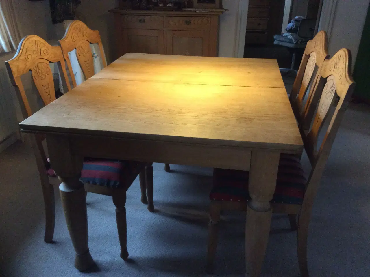 Billede 1 - Spisebord  med 4 stole og løse plader 