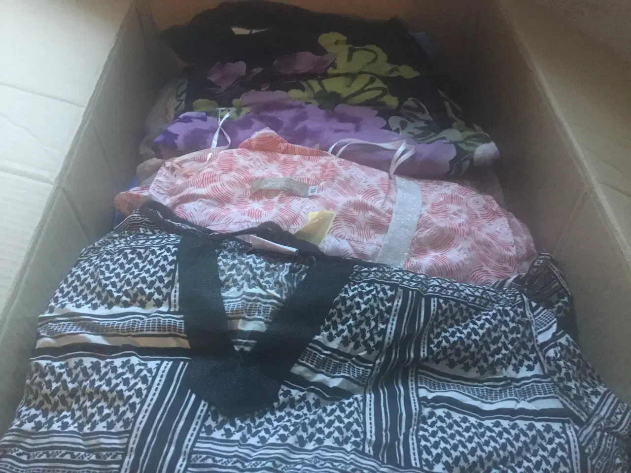 Billede 1 - Stor tøjkasse, 30 stykker tøj, alt super Fint