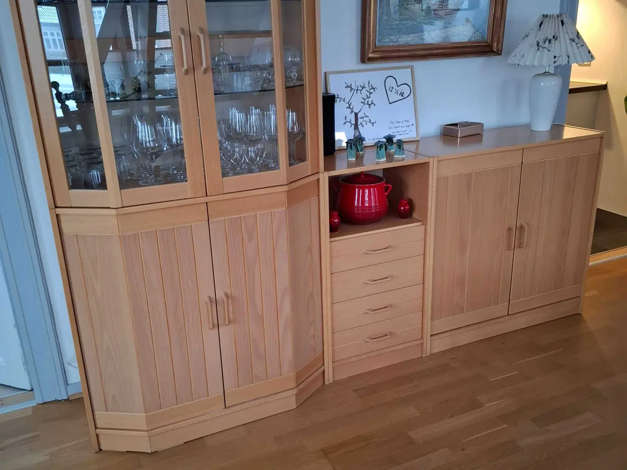 Billede 1 - Skænk med vitrine . Bøg