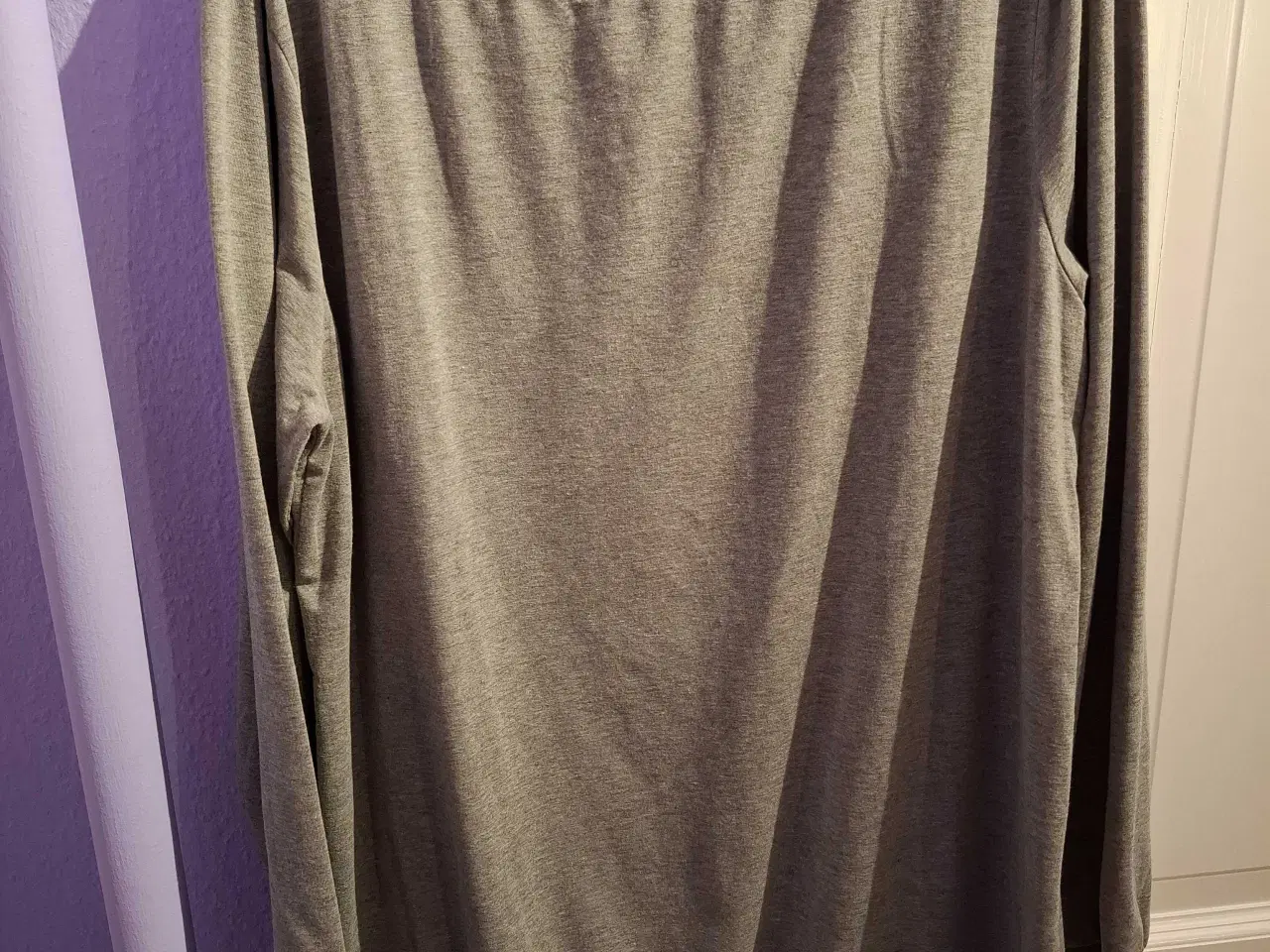 Billede 2 - Grå bluse fra Zizzi med dødningehoved 