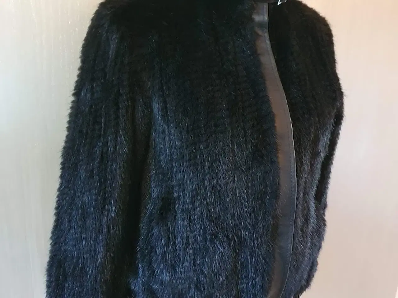 Billede 2 - Jakke i strikket mink med skindbesætning 