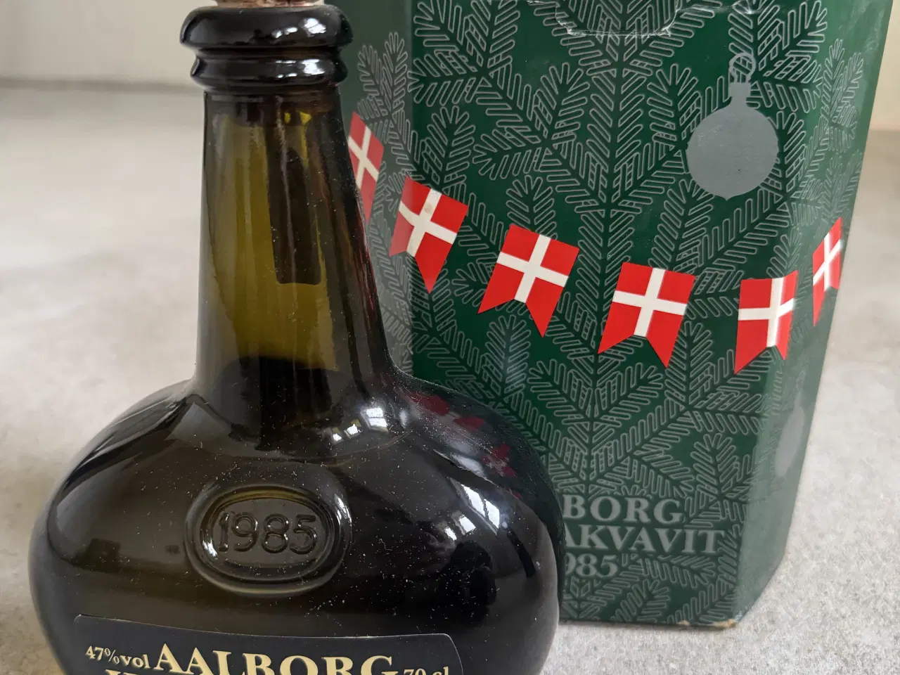 Billede 1 - Aalborg Jule Akvavit 1985 med original æske