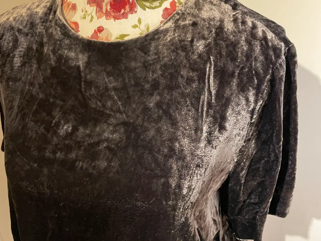 Billede 2 - COS - velour t-shirt