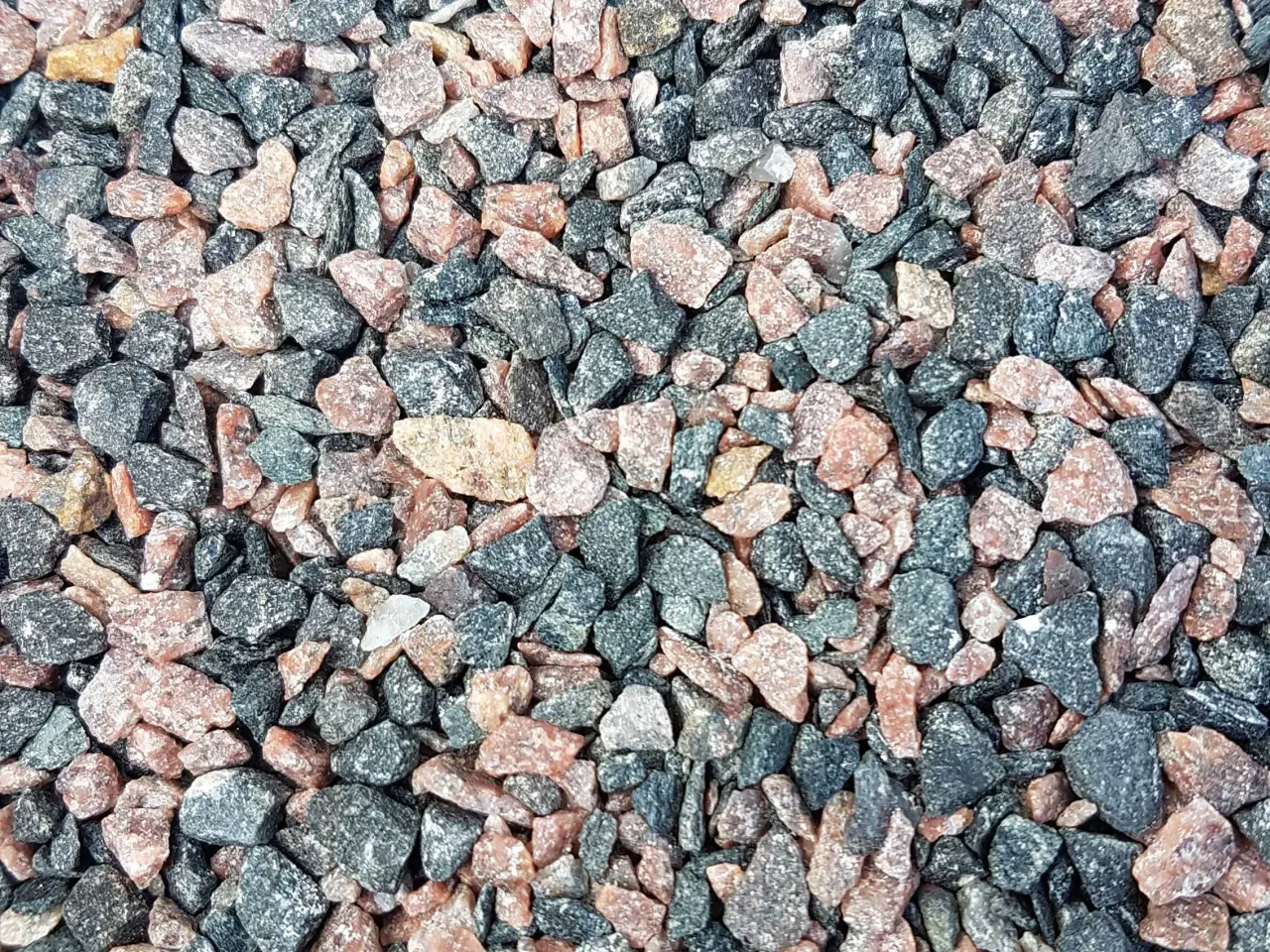 Billede 2 - 9 liter små brune og sorte sten til akvarie 