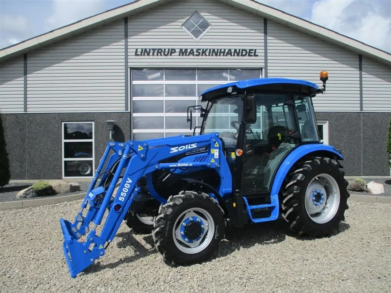 Billede 1 - Solis 50 Fabriksny traktor med 2 års garanti, lukket kabine med klima anlæg, og fuldhydraulisk frontlæsser på