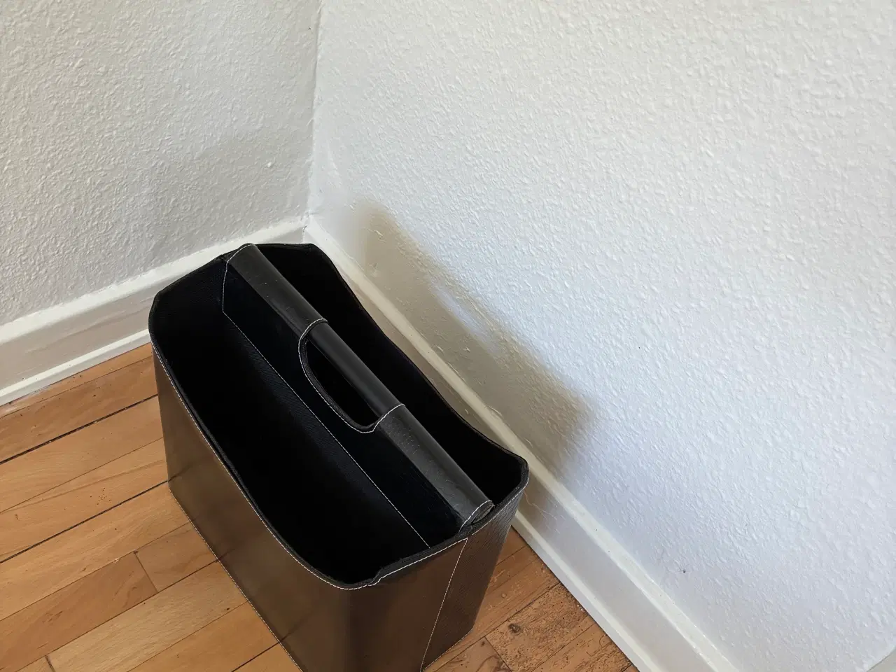Billede 2 - Magasin holder i sort “læderlook”