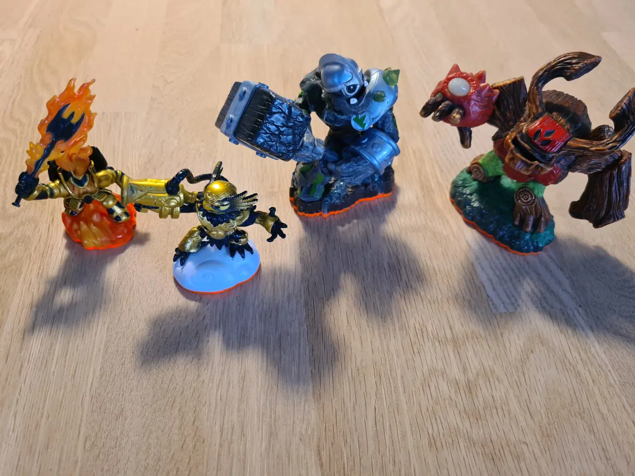 Billede 2 - Skylanders figurer i flot æske