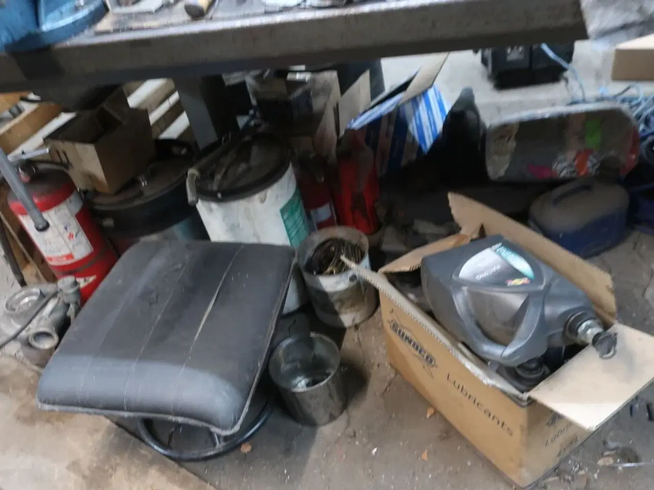 Billede 13 - Arbejdsbord med skruestik, værktøjstavle med div. Værktøj m.m.